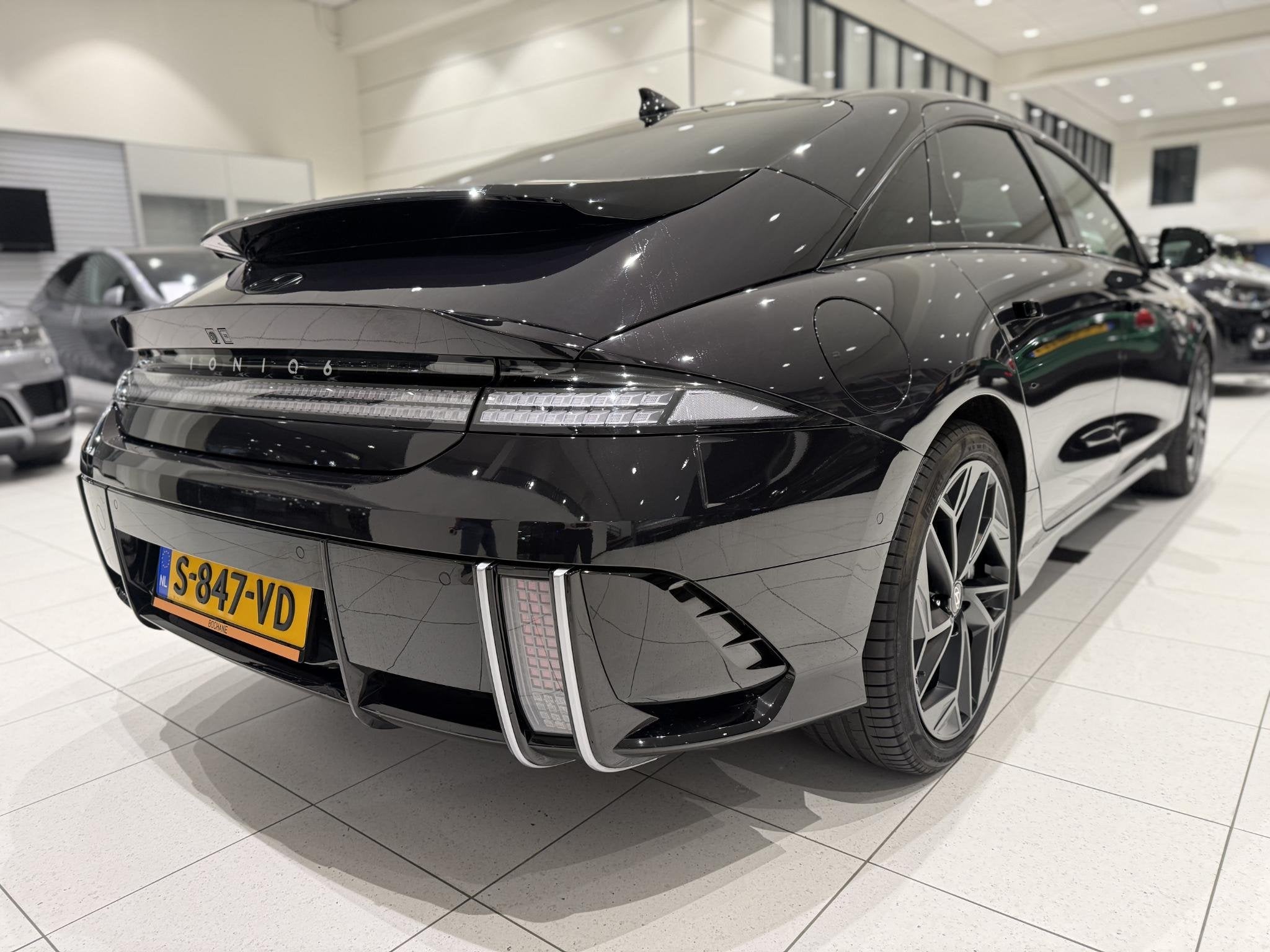 Hyundai IONIQ 6 First Edition AWD 77.4 kWh | Schuifdak | Tre, Auto's, Gebruikt, Blauw, Leder en Stof, Origineel Nederlands