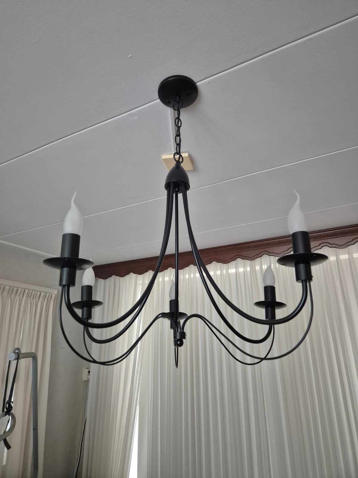 Zwarte metalen kroonluchter met 5 kaarslampen, Gebruikt, E14 (klein), Klassiek, landelijk, Ophalen of Verzenden