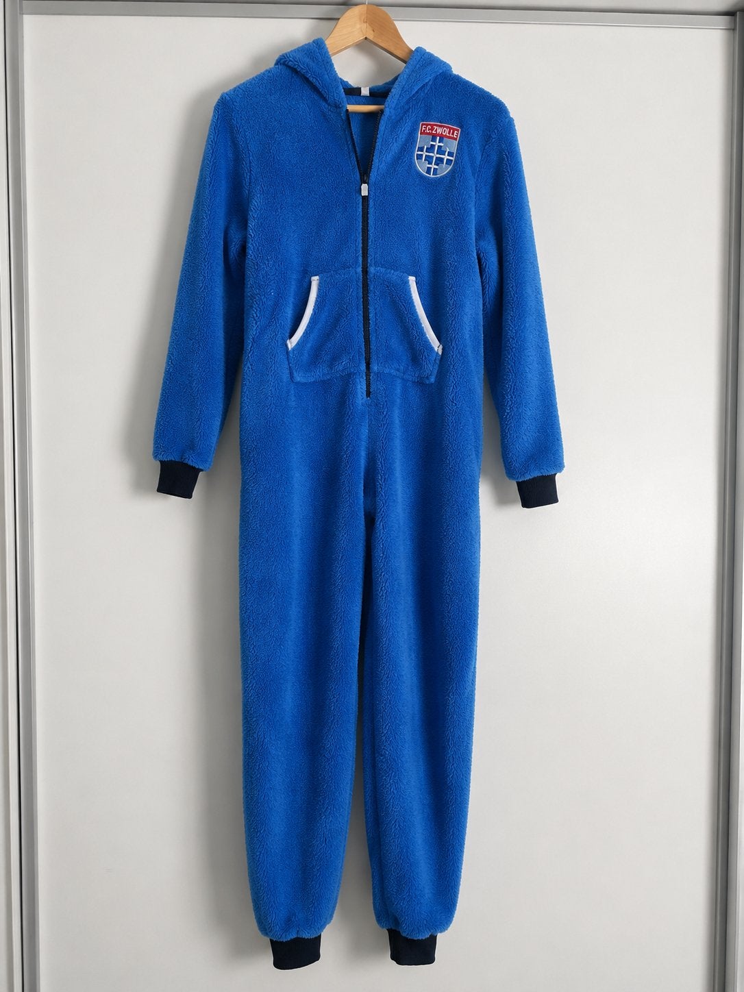 PEC Zwolle Onesie Maat 128 - Blauw Fleece, Ophalen of Verzenden, Zo goed als nieuw, Jongen of Meisje, Nacht- of Onderkleding