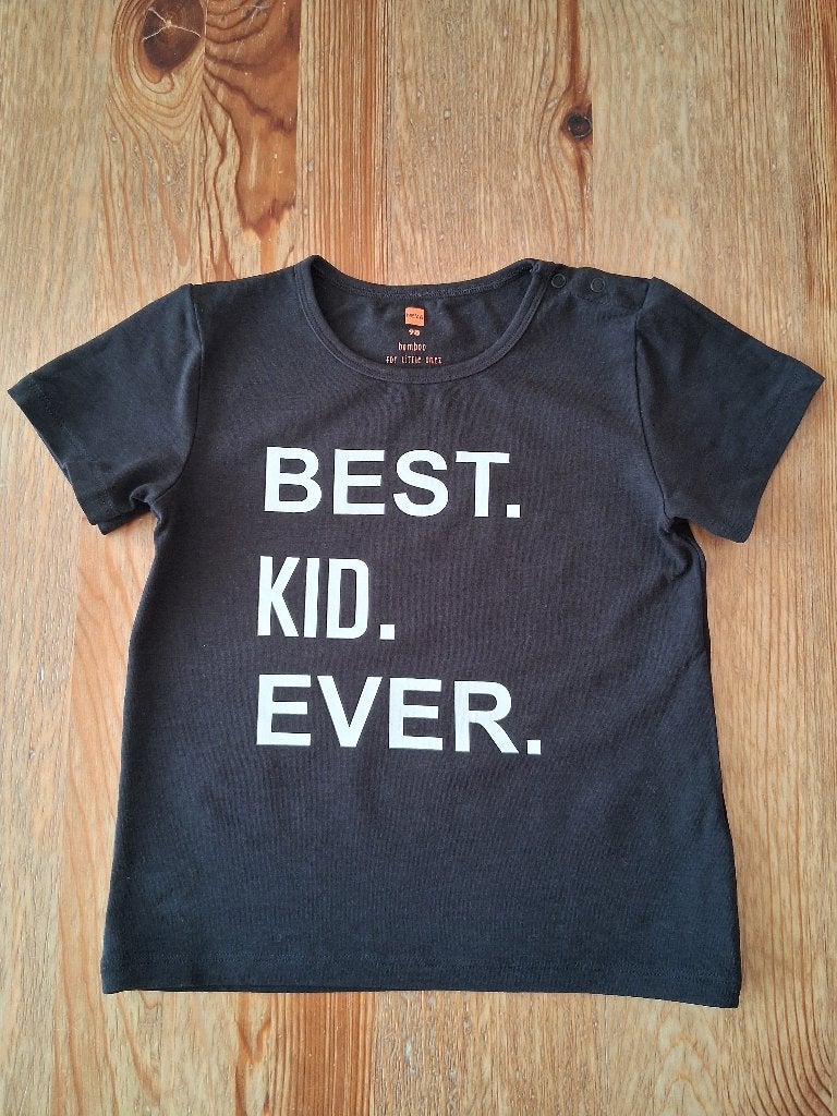 Zwart t-shirtje met tekst Hema maat 98, Kinderen en Baby's, Kinderkleding | Maat 98, Ophalen of Verzenden, Zo goed als nieuw, Jongen