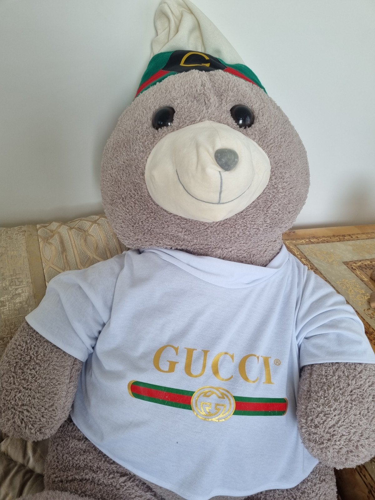 Grote knuffelbeer met Gucci T-shirt en muts, Beer, Grijs, Ophalen of Verzenden, Zo goed als nieuw