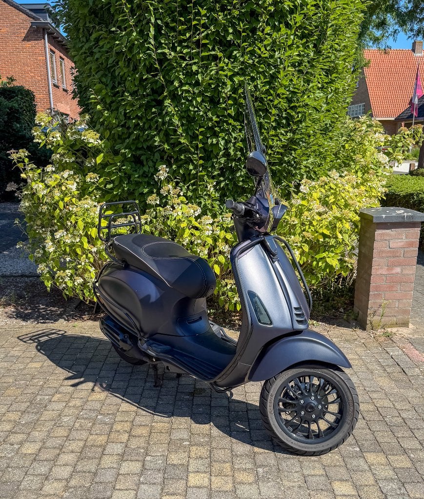 Vespa Sprint (2020) | Donkerblauw | Full Option, Fietsen en Brommers, Scooters | Vespa, Ophalen, Vespa S, Zo goed als nieuw, Maximaal 25 km/u