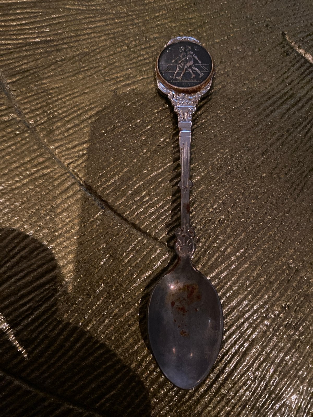 Antieke verzamellepel met reliëf van atleten, Antiek en Kunst, Ophalen of Verzenden