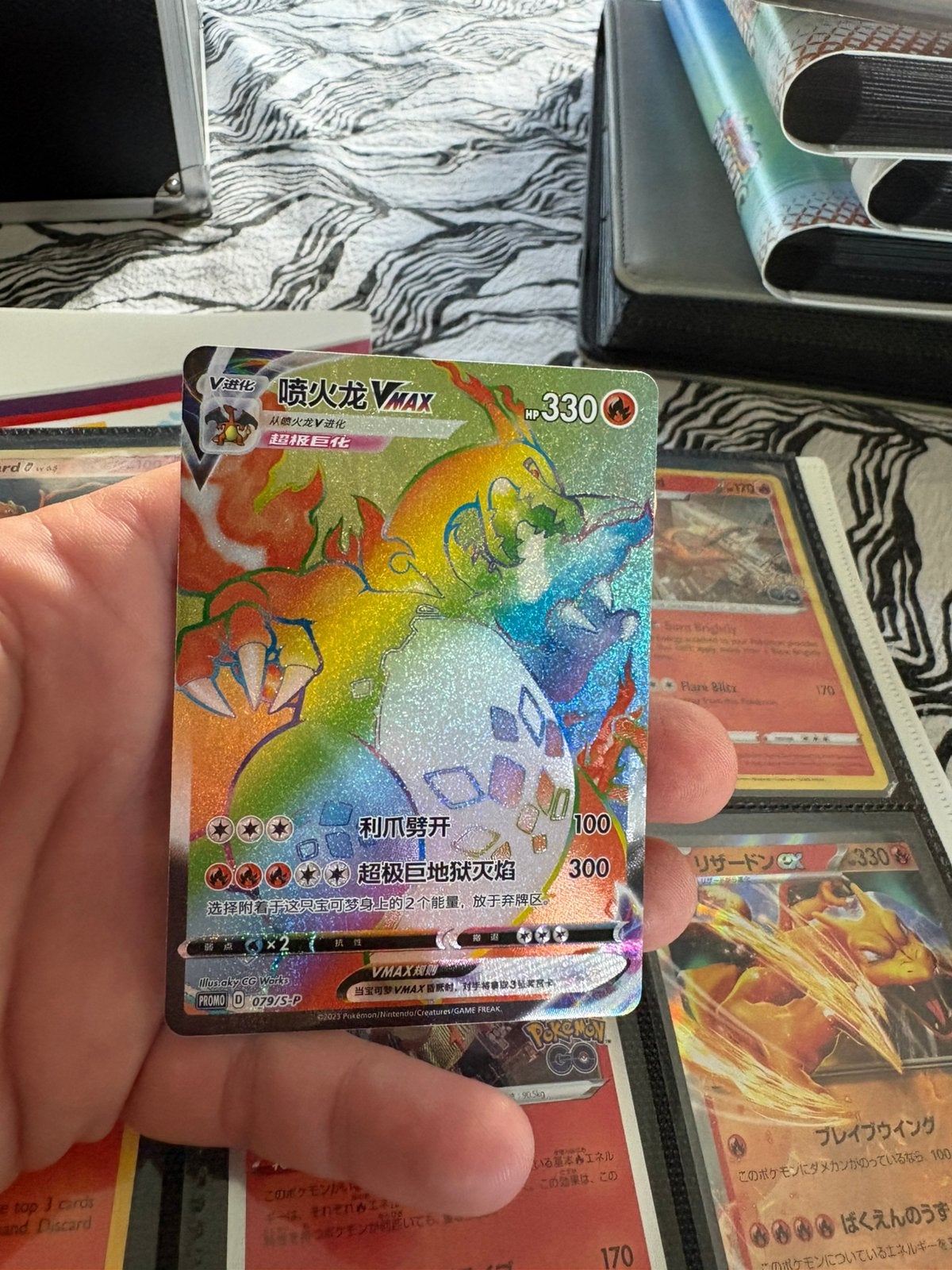 Charizard vmax rainbow, Hobby en Vrije tijd, Verzamelkaartspellen | Pokémon, Ophalen of Verzenden, Zo goed als nieuw, Meerdere kaarten