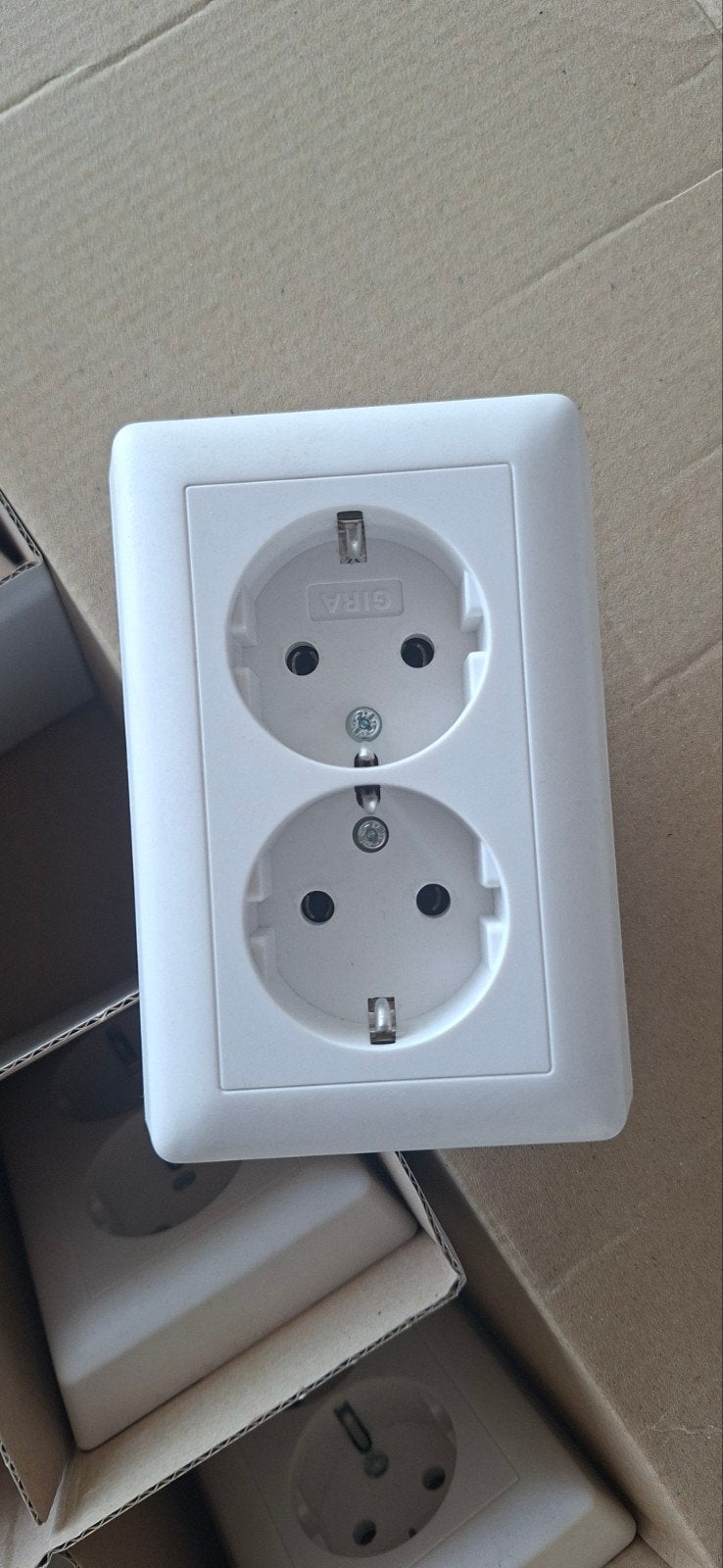 Gira dubbel stopcontact - 9 stuks beschikbaar, Doe-het-zelf en Verbouw, Ophalen, Zo goed als nieuw, Gira, Stopcontact