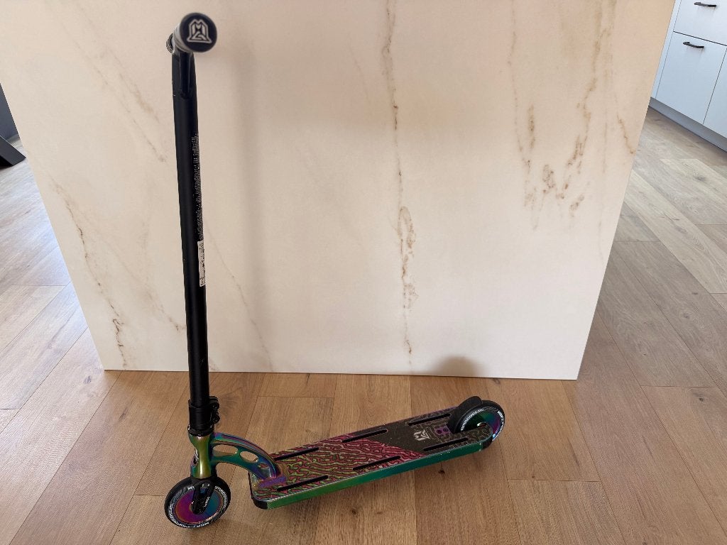 Stuntstep: MGP Origin Pro – Neochrome Limited Edition, Fietsen en Brommers, Steps, Ophalen of Verzenden, Zo goed als nieuw, Gewone step