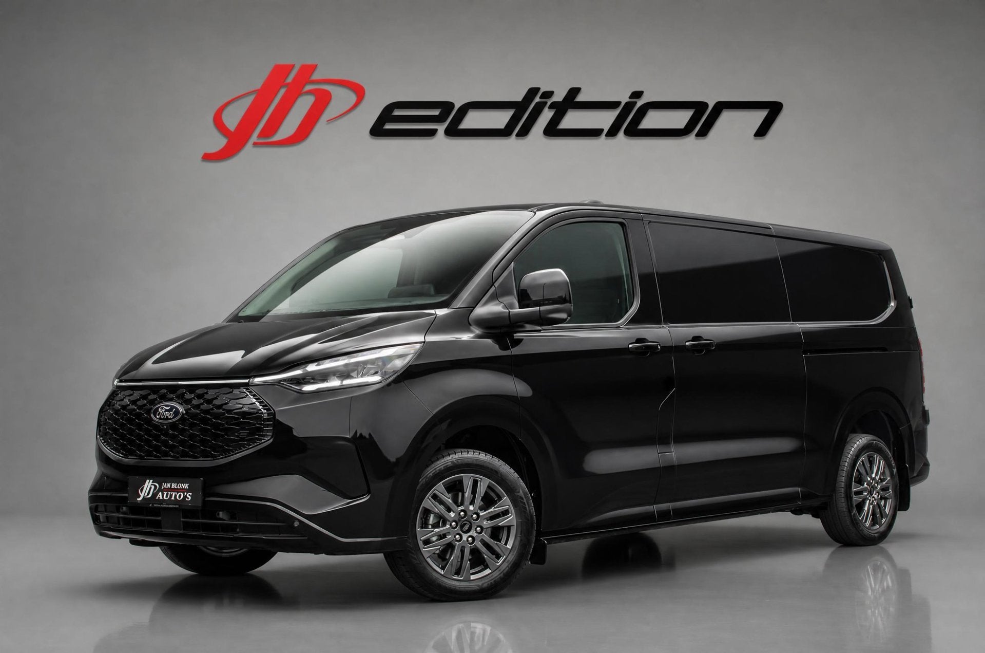 Ford E-Transit Cust. 340 L2H1 Limited 71kWh 218PK / 360 CAME, Auto's, Automaat, Dealer onderhouden, Zwart, Automatische klimaatregeling