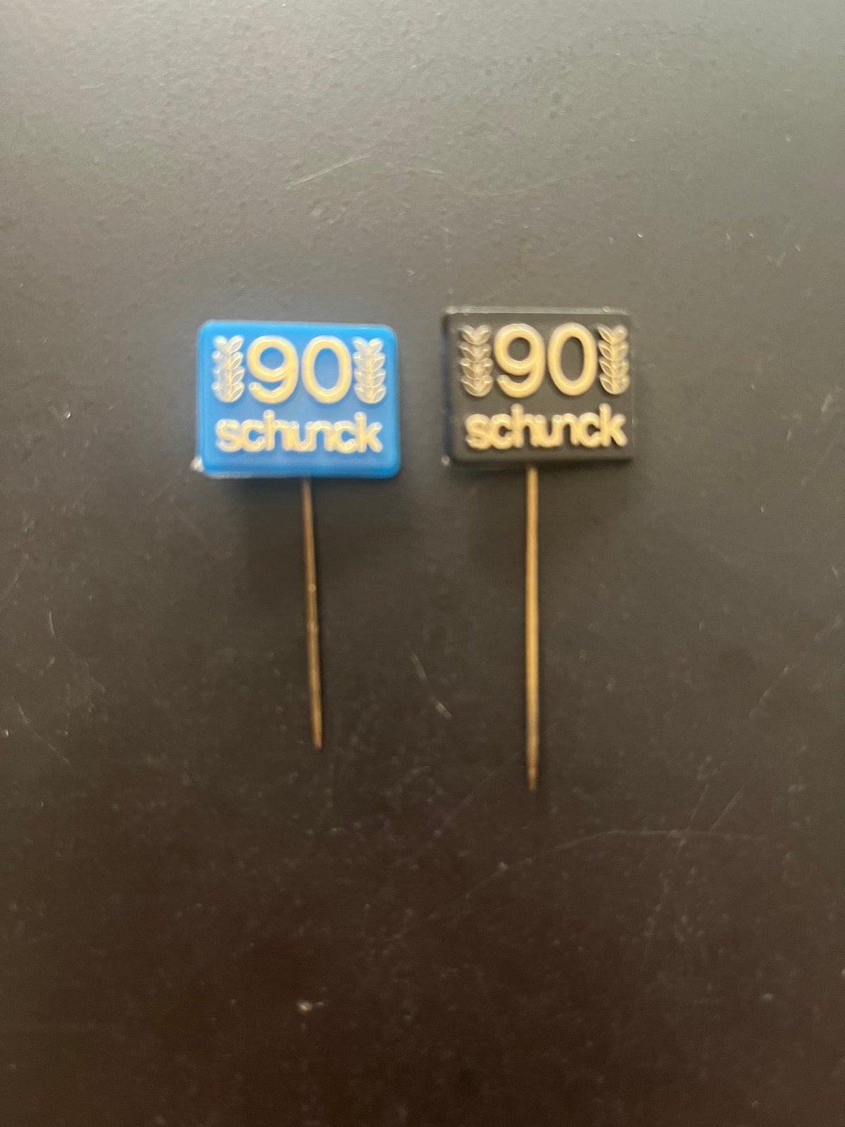Set van 2 vintage Schunck "90" jubileumspeldjes, Verzamelen, Gebruikt, ?, Speldje of Pin, Merk