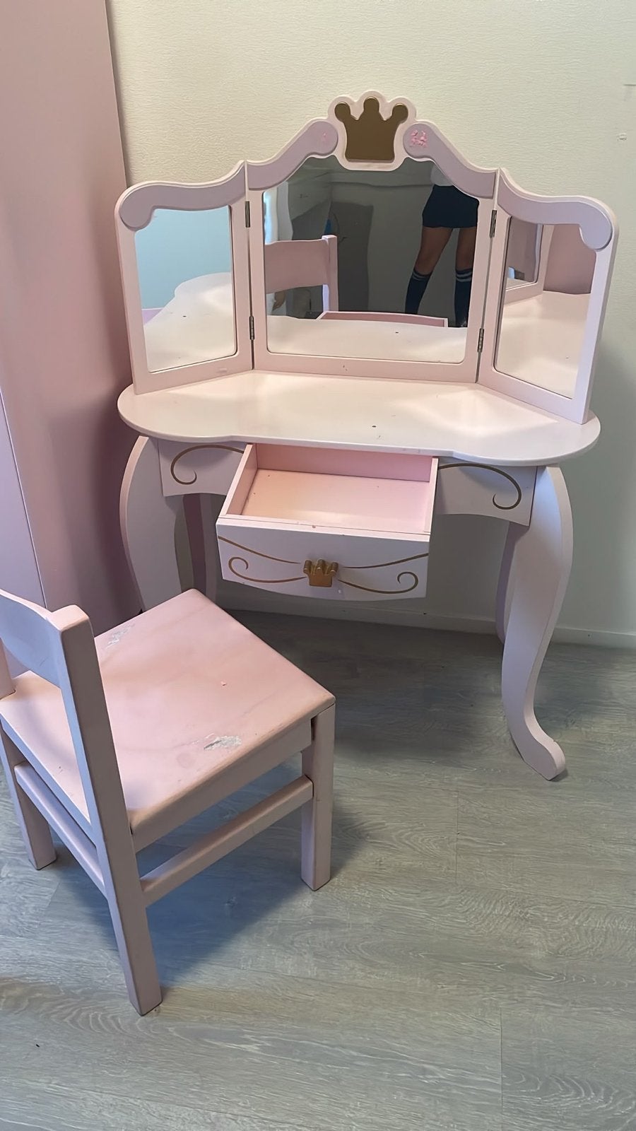 Foto 2 van Roze kaptafel met stoeltje voor kinderen