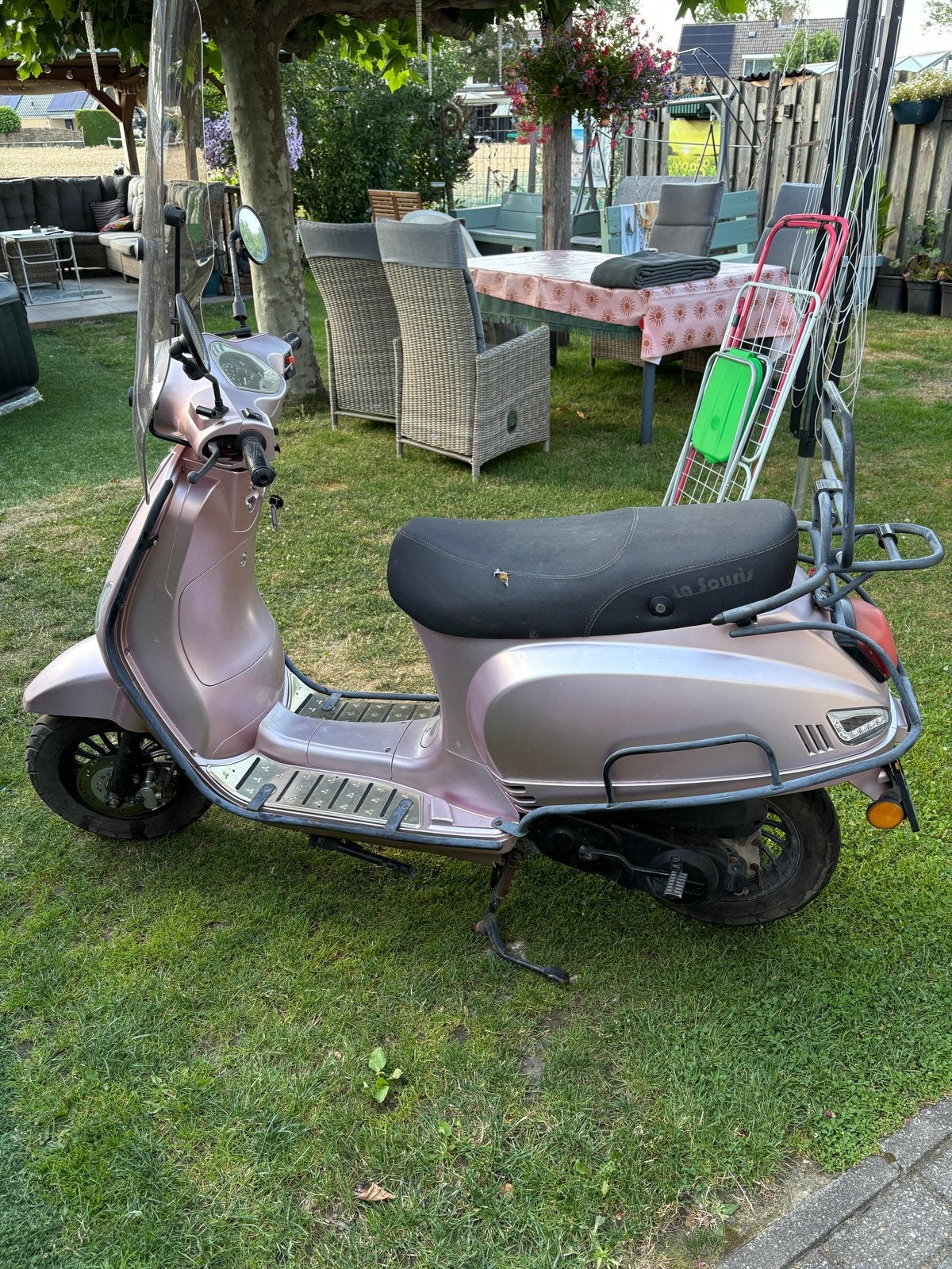 La Souris scooter - Roze/paars - redelijk onderhouden, Fietsen en Brommers, Snorfietsen en Snorscooters, Ophalen, Gebruikt, Benzine