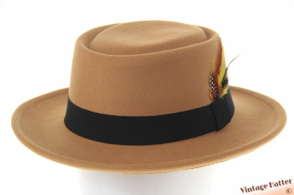 Ronde Gambler hoed caramel beige katoen mix met veren 56-58, Ophalen of Verzenden, Nieuw, 58 of 59 cm (L, 7¼ of ⅜ inch), Hoed