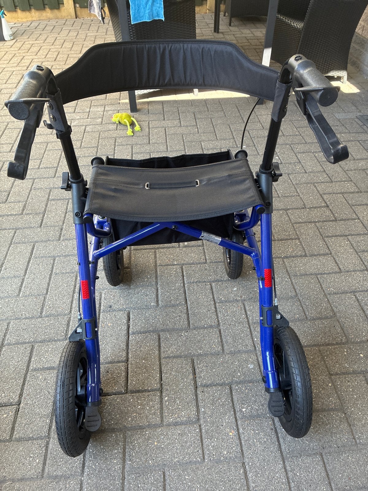 Rollator op luchtbanden blauw, Diversen, Rollators, Ophalen, Opvouwbaar, Zo goed als nieuw