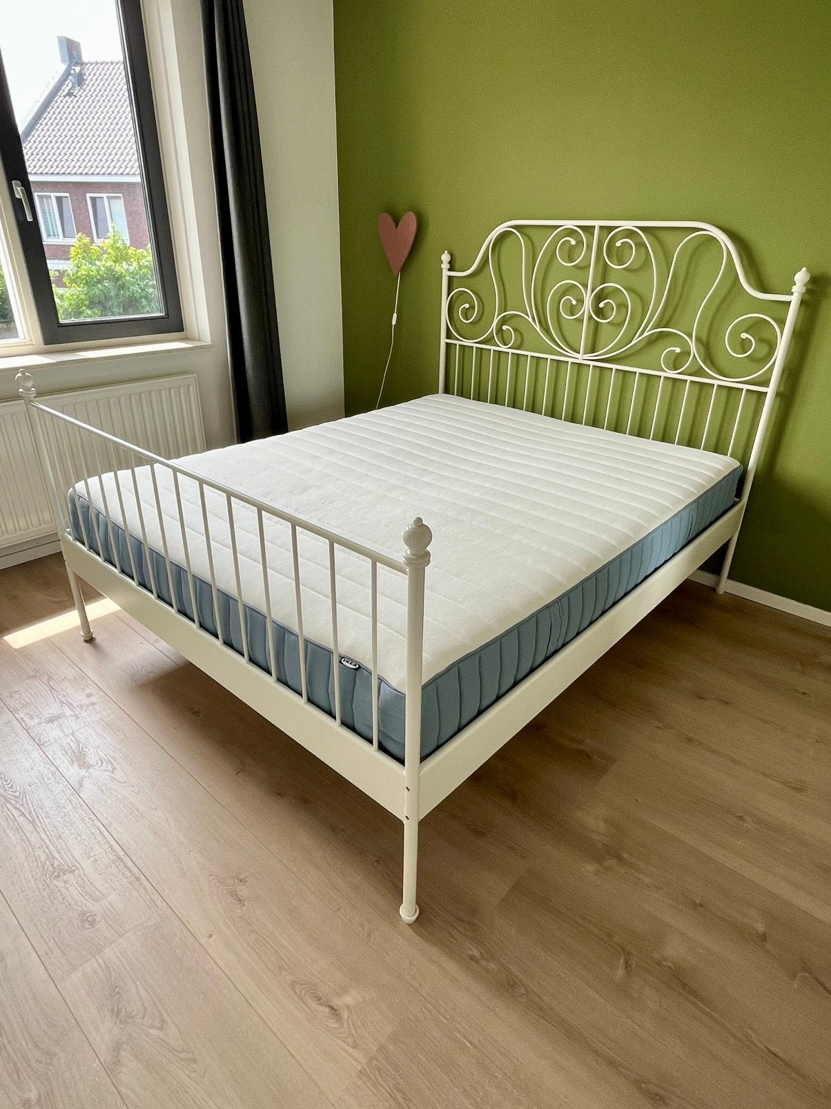 Ikea Leirvik Bed (gloednieuw matras), Huis en Inrichting, Wit, Romantisch, Tweepersoons, Zo goed als nieuw