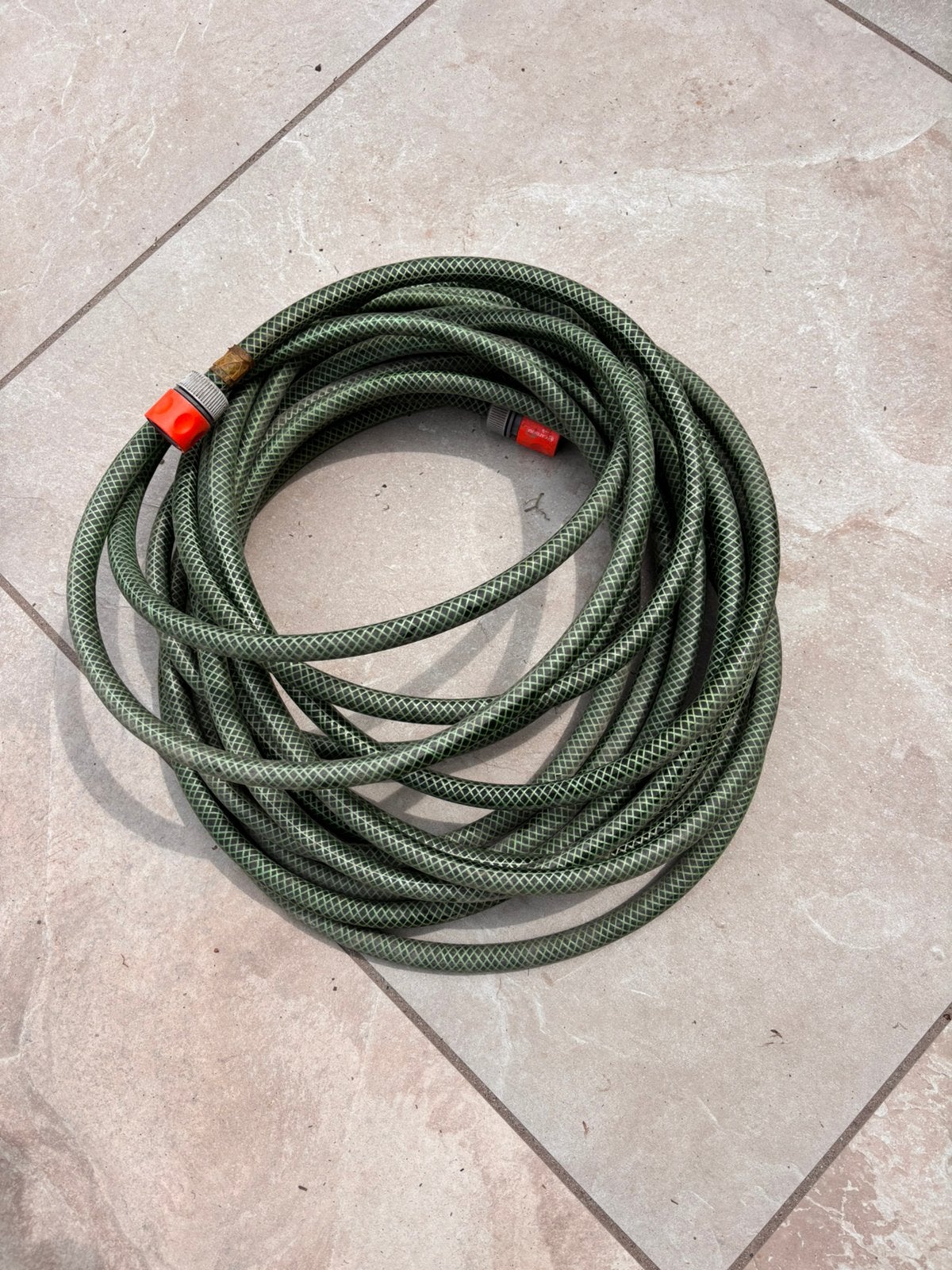 Te koop tuinslang met koppelstuk, Tuin en Terras, Tuinslangen, Ophalen, Gebruikt, Tuinslangkoppeling