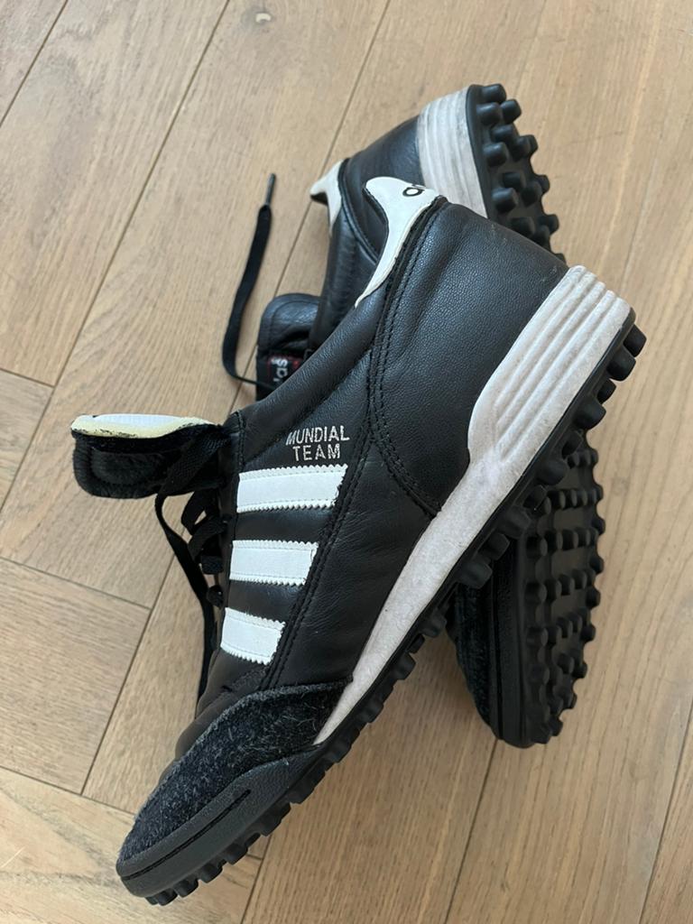 Adidas Mundial Team Kunstgras (voetbal) schoenen maat 45 1/3, Sport en Fitness, Voetbal, Ophalen of Verzenden, Zo goed als nieuw