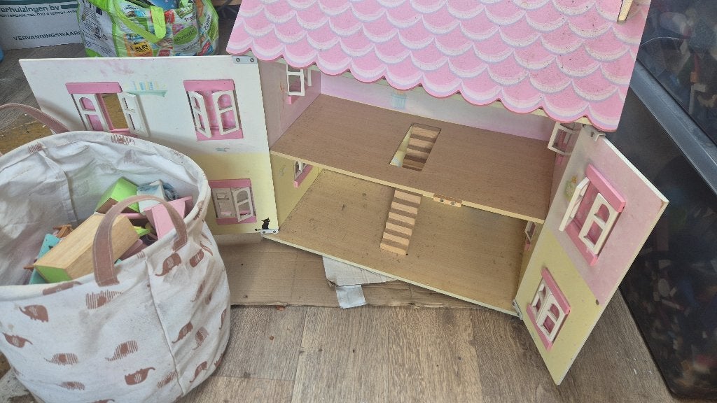 Le toy va  houten poppenhuis met meubels (bed, bad), Kinderen en Baby's, Speelgoed | Poppenhuizen, Ophalen of Verzenden, Gebruikt