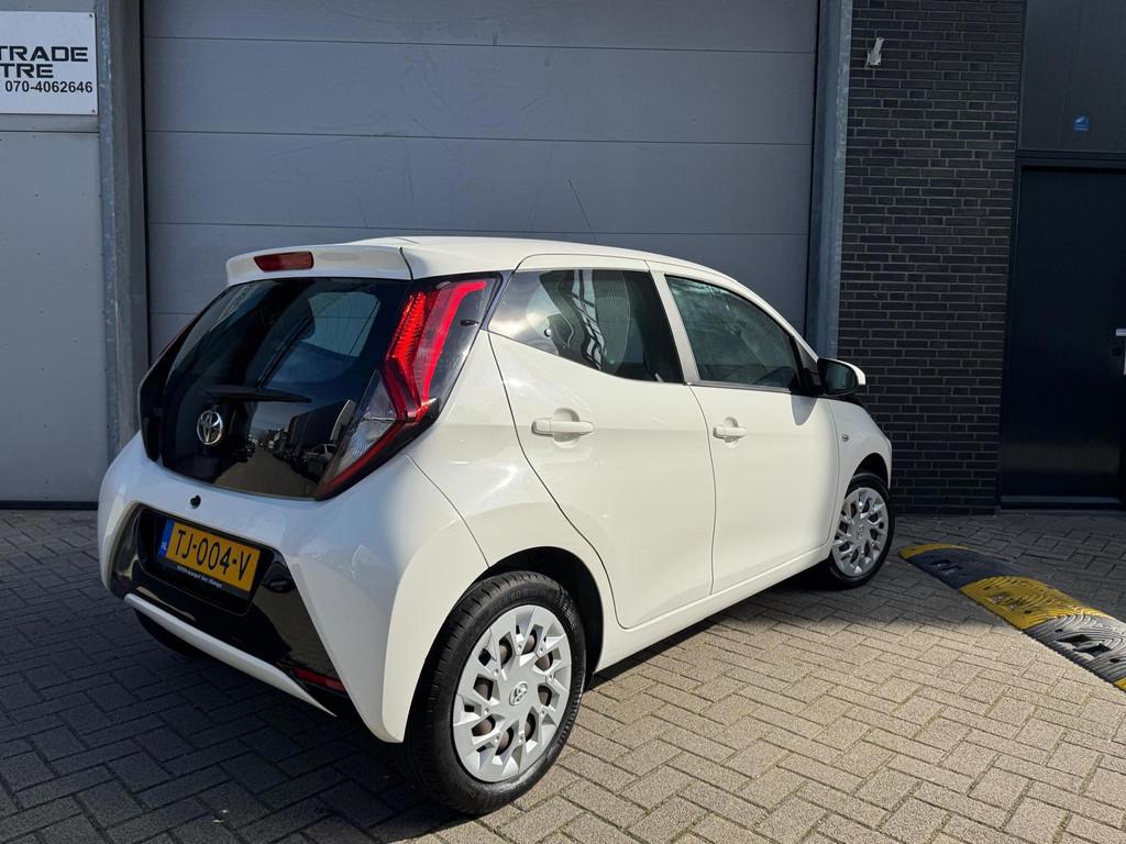 Toyota Aygo 1.0 VVT-i x-play [Facelift | Carplay | Camera |, Voorwielaandrijving, Stof, Gebruikt, 4 stoelen