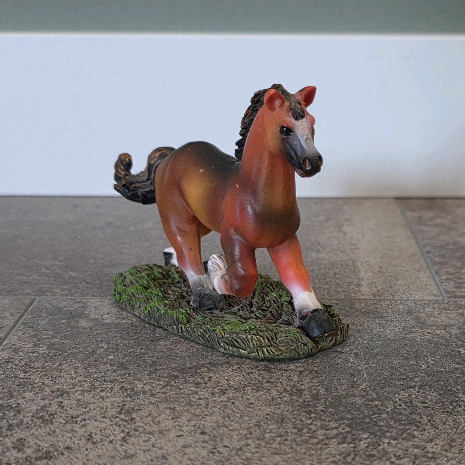 Beeld beeldje paard pony in draf op gras, Ophalen of Verzenden, Zo goed als nieuw