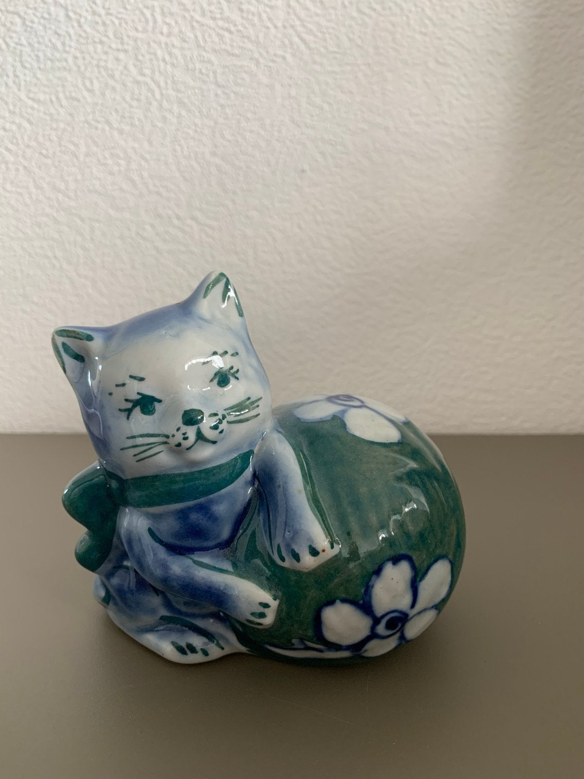 Schattig Kattenbeeldje met Bal - Blauw/Groen Keramiek, Ophalen of Verzenden, Zo goed als nieuw, Dier