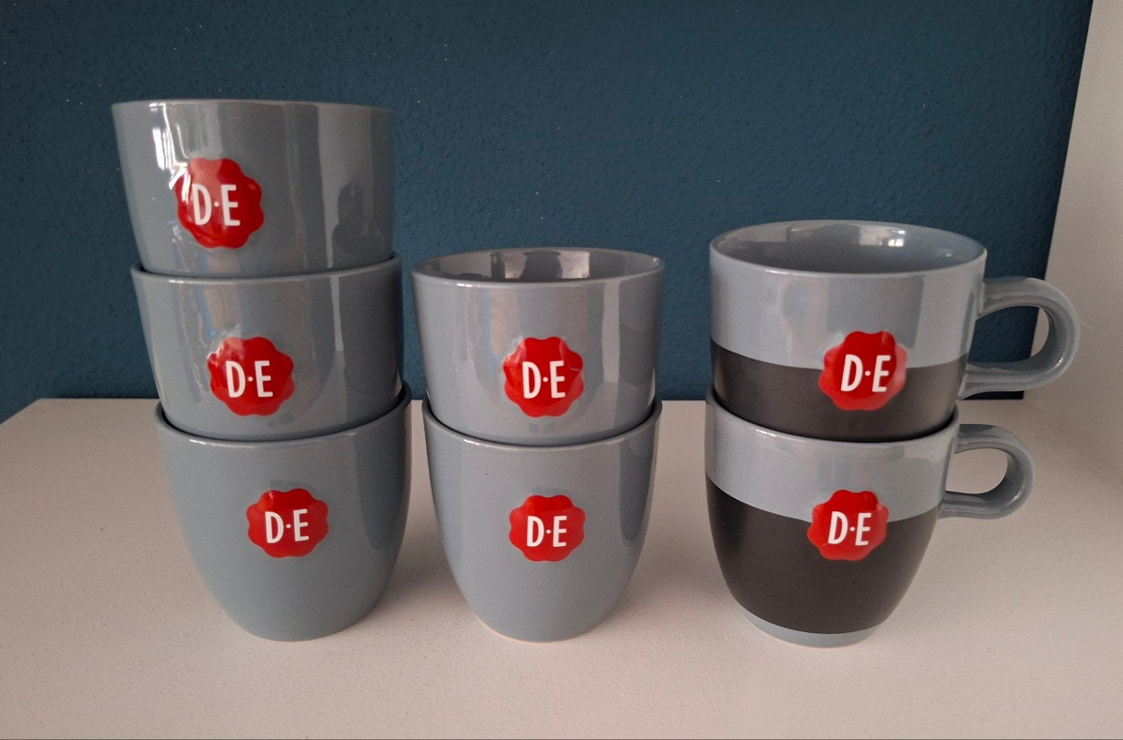 Zeven Douwe Egberts grote grijze mokken, Ophalen of Verzenden, Zo goed als nieuw, Overige stijlen, Kop(pen) en/of Schotel(s)