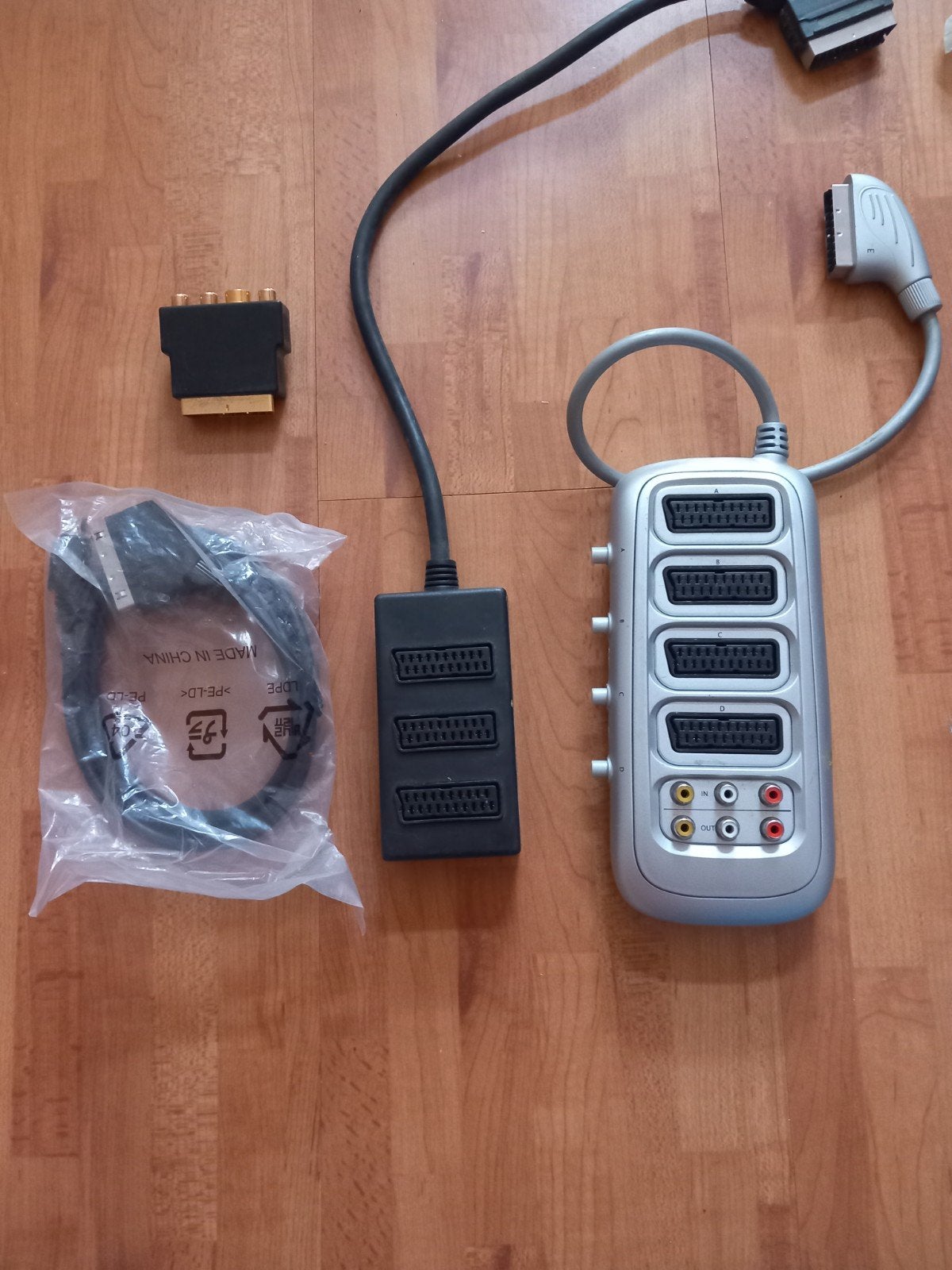 Scart splitter 3 voudig plus nieuwe scartkabel geldrop, Verzenden, Nieuw, Minder dan 2 meter, Scartkabel