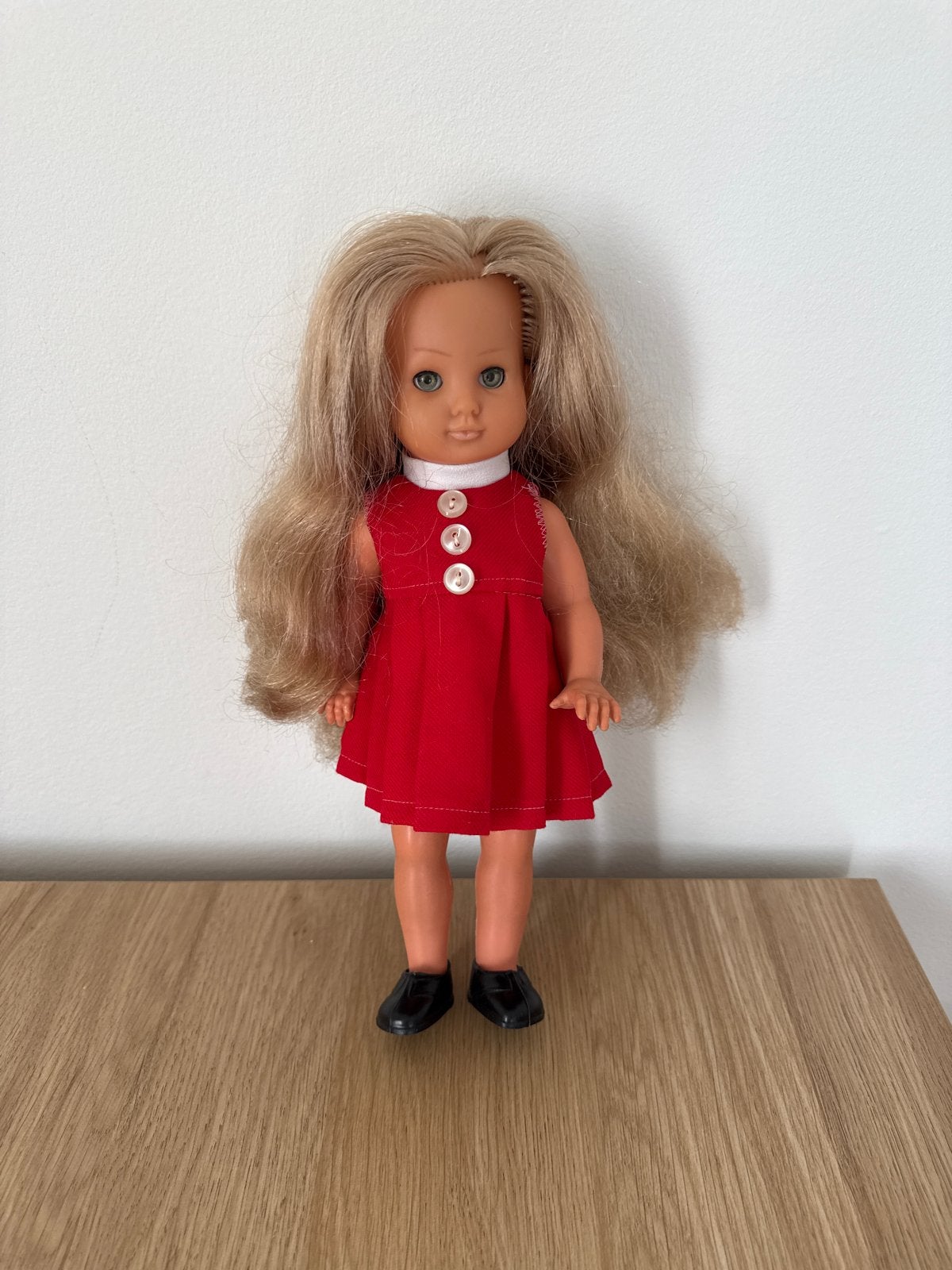 Vintage pop met blond haar en rode jurk, Ophalen of Verzenden, Gebruikt, Pop