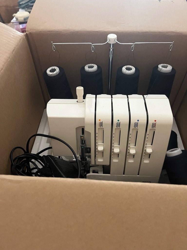 BERNINA 1030 naaimach + BERNINA 700D lockmach = VERKOCHT!!, Ophalen