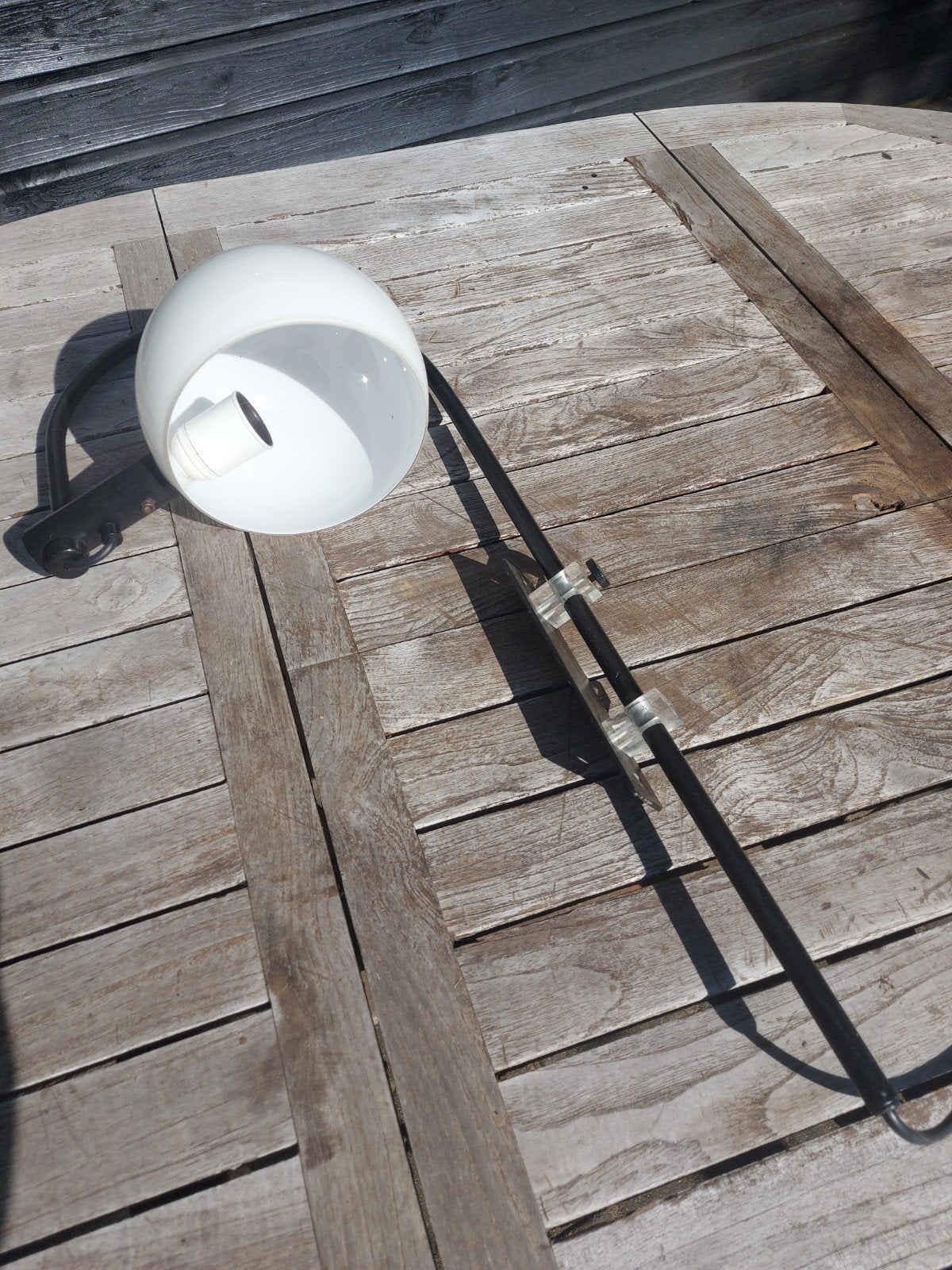 Unieke vintage verstelbare wandlamp met witte glazen bol, Ophalen, Wit, Overige merken, Gebruikt