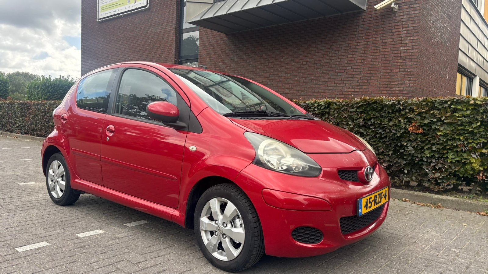 Toyota Aygo 1.0 12V Vvt-i 5DRS 2011 Rood, Auto's, Toyota, Voorwielaandrijving, 4 stoelen, 68 pk, Origineel Nederlands