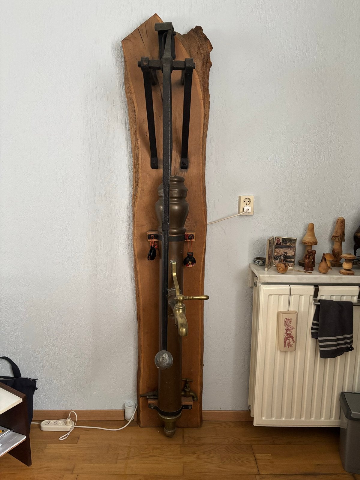 Antieke waterpomp decoratie op houten paneel, Ophalen