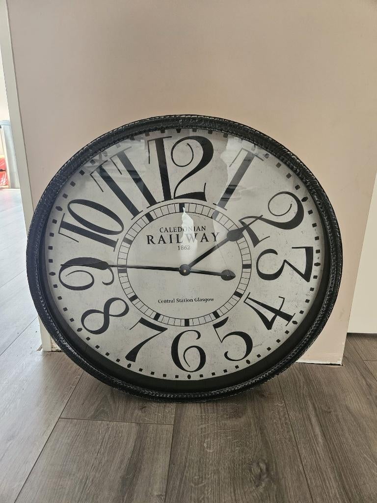 XL Industriële Stationsklok 60 cm Caledonian Railway, Ophalen, Zo goed als nieuw, Wandklok