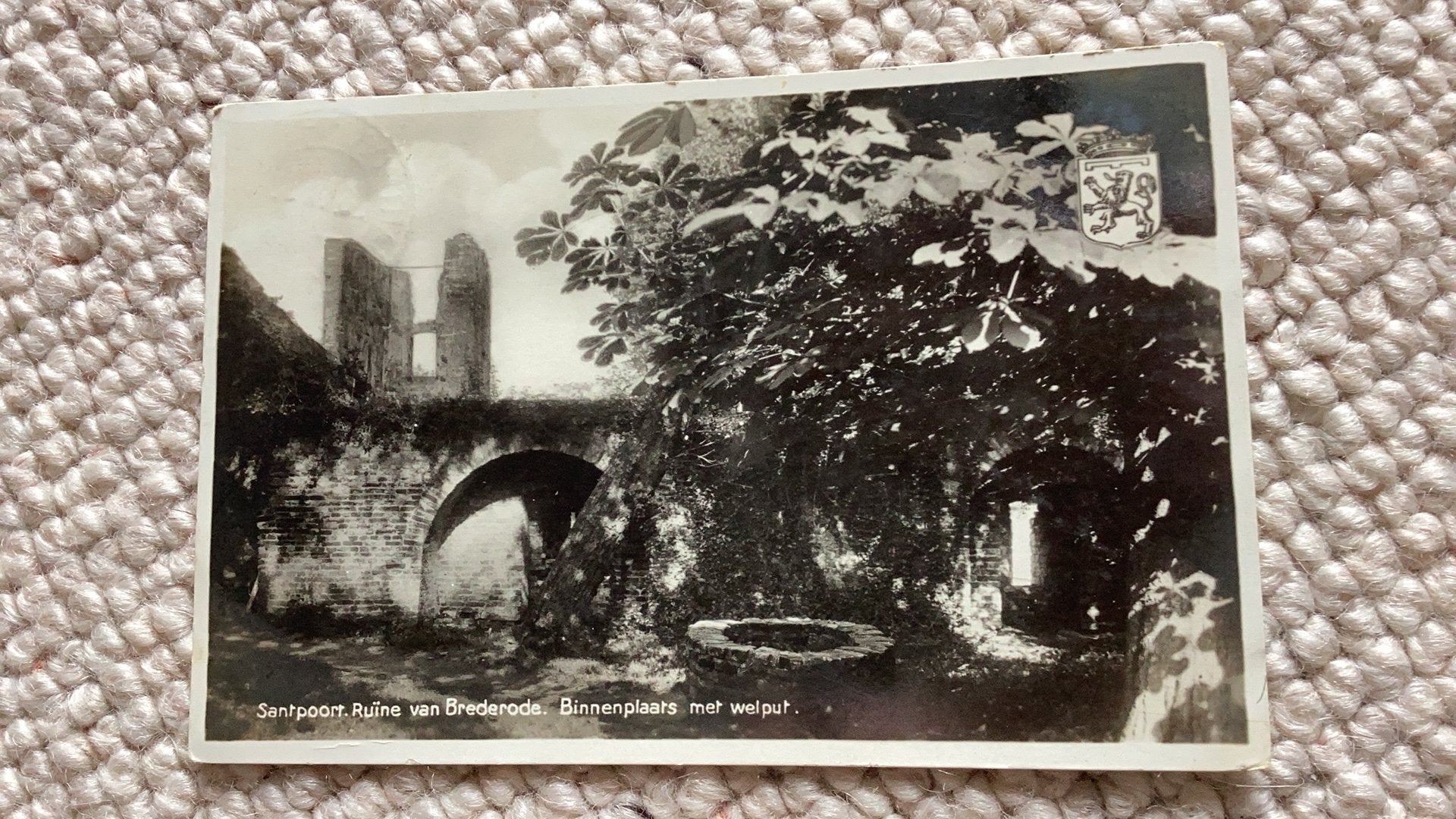Fotokaart Santpoort Ruïne van Brederode Binnenplaats welput, Verzamelen, Ophalen of Verzenden, 1920 tot 1940, Gelopen, Noord-Holland