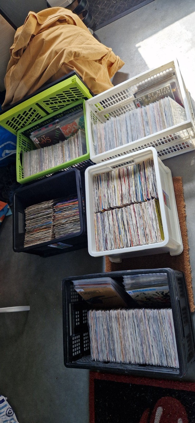5 bakken met singles., Ophalen, Gebruikt, Pop