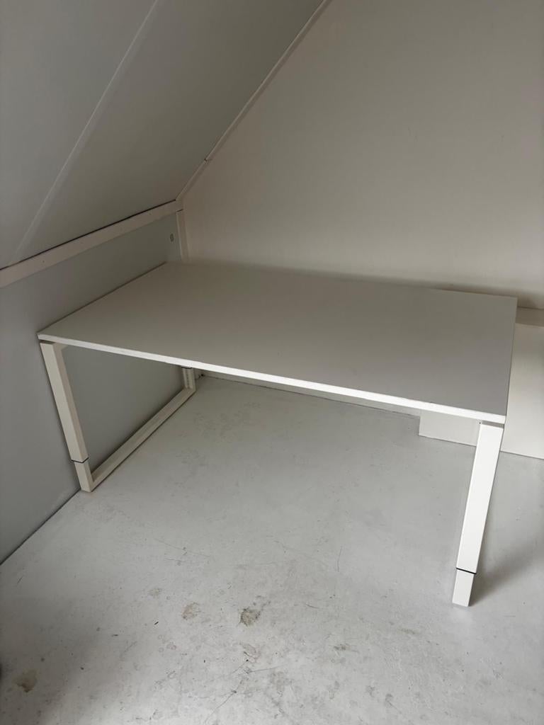 Wit in hoogte verstelbaar bureau - 160x90 cm, Huis en Inrichting, Bureaus, Ophalen, Zit-sta bureau, Gebruikt, In hoogte verstelbaar