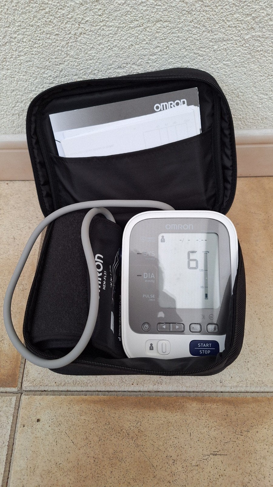 Omron Bloeddrukmeter met manchet en etui, Ophalen of Verzenden, Zo goed als nieuw, Overige typen