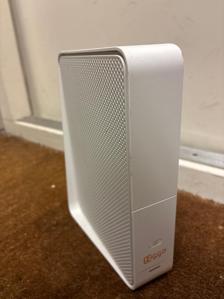 Ziggo Connectbox Router met Modem - Wit, Computers en Software, Routers en Modems, Ophalen of Verzenden, Gebruikt, Router met modem