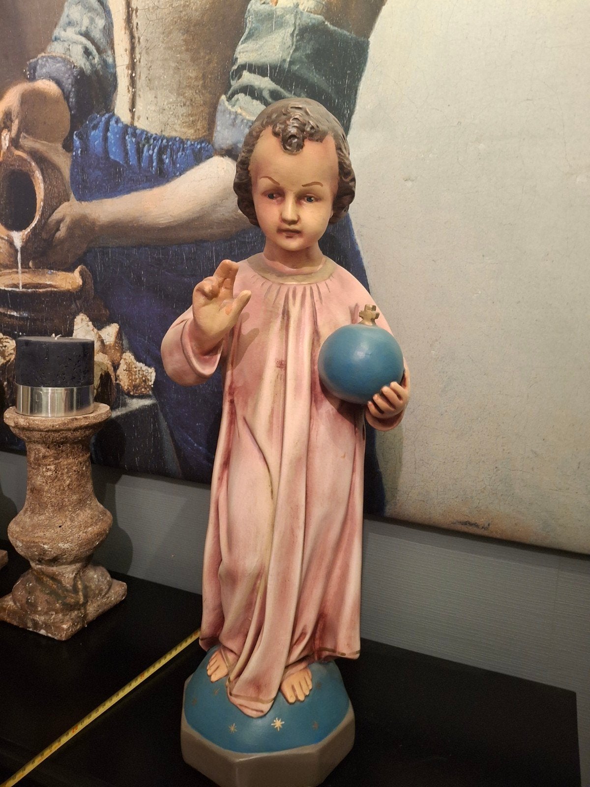 Antiek Beeldje Kindje Jezus met Wereldbol - Religieuze Kunst, Gips, Ophalen of Verzenden, 20 - 50 cm, Beeld
