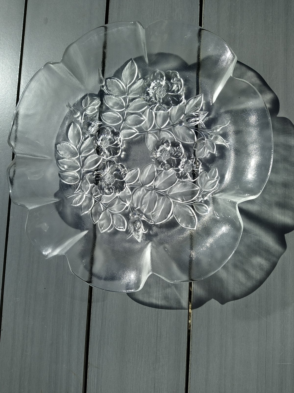 Geplooide glazen schaal met matte rozen, blad en knoppen., Ophalen of Verzenden, Zo goed als nieuw
