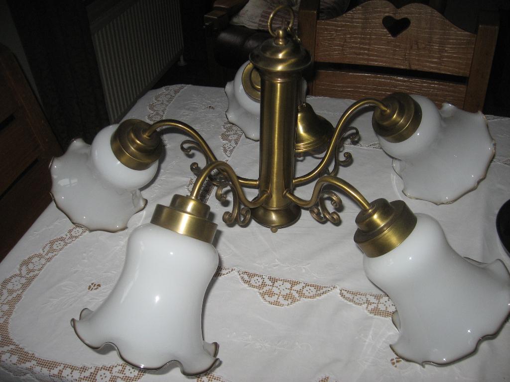 Hanglamp brons met 5 glazen kapjes. In prima staat. Bekijk o, Huis en Inrichting, Lampen | Hanglampen, Ophalen of Verzenden, Zo goed als nieuw