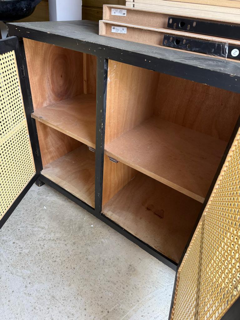 Gratis: Zwart dressoir met rotan deuren, Huis en Inrichting, Kasten | Dressoirs, Ophalen, Gebruikt, 100 tot 150 cm, 25 tot 50 cm