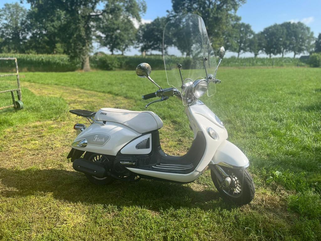 Prachtige witte scooter -ZNEN ZN5QT- extreem weinig km!, Fietsen en Brommers, Scooters | SYM, Ophalen, Overige modellen, Maximaal 45 km/u