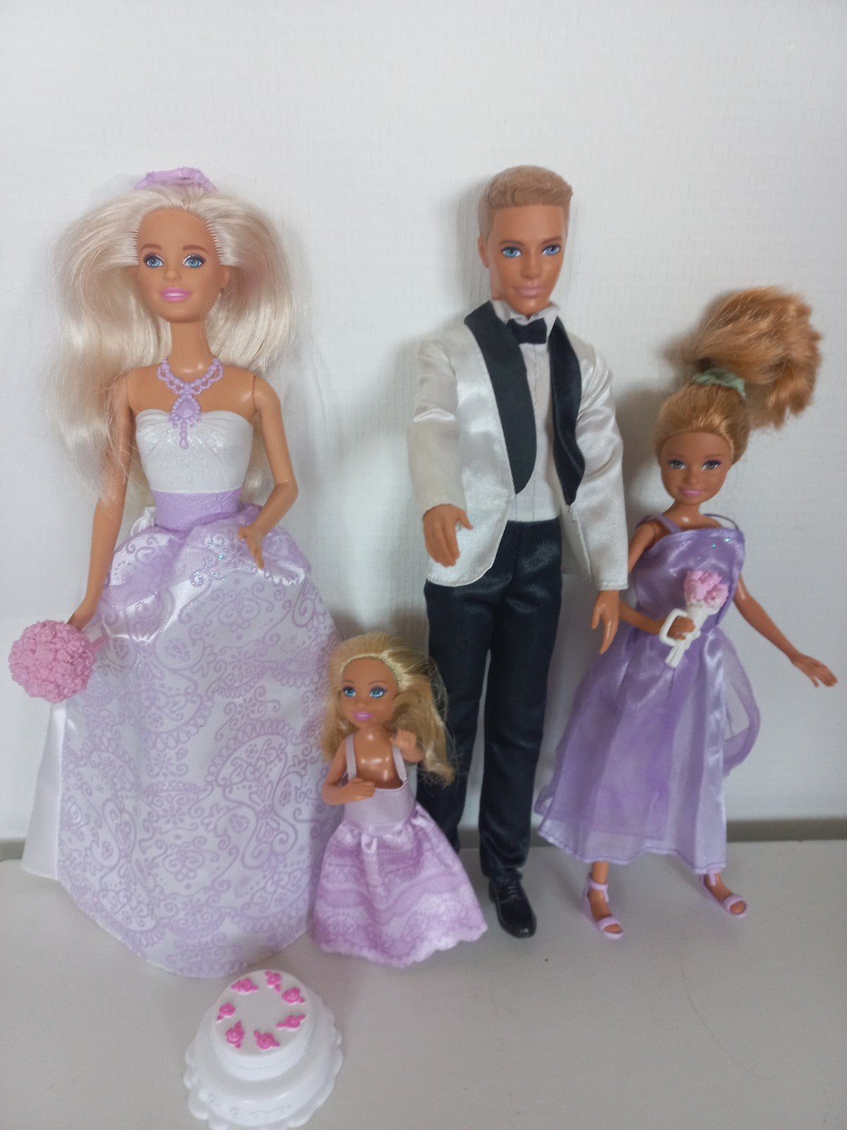 Bruidspaar Barbie met bruidsmeisjes en taart, Ophalen of Verzenden, Zo goed als nieuw, Barbie
