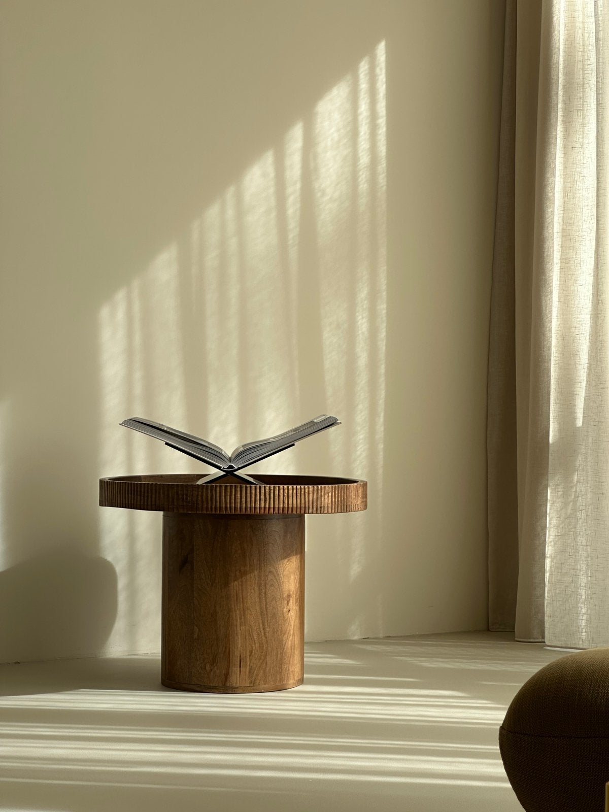 Houten bijzettafel - rond en modern design, Japandi, Rond, 55 tot 75 cm, Zo goed als nieuw