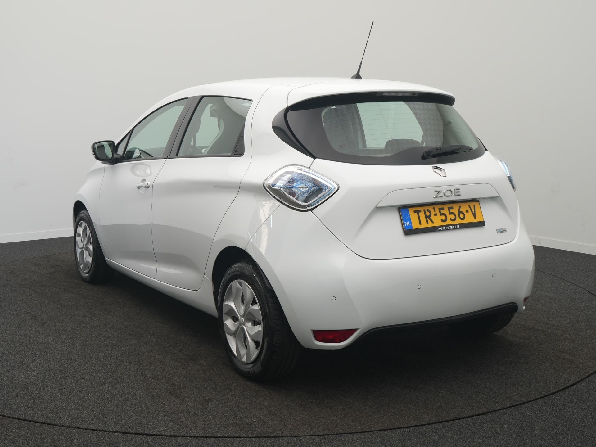 Renault ZOE R90 Life 41 kWh - Accuhuur per maand - RIJKLAARP, Auto's, 12 maanden, Stof, Gebruikt, Zwart