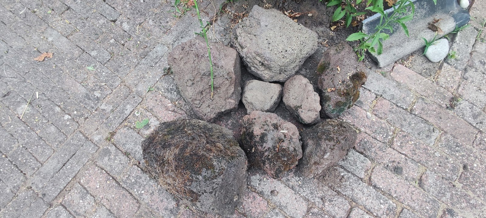 8 lavastenen: 3 grote, 5 kleinere, Ophalen, Gebruikt, Kei, Lava