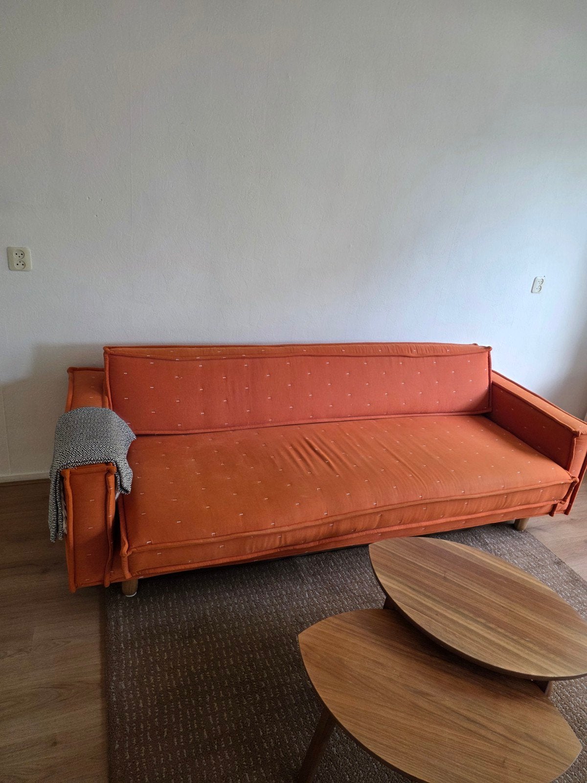 Comfortabele oranje bank - zo goed als nieuw, Modern, Comfortabel, Tweepersoons, 75 tot 100 cm, Ophalen of Verzenden