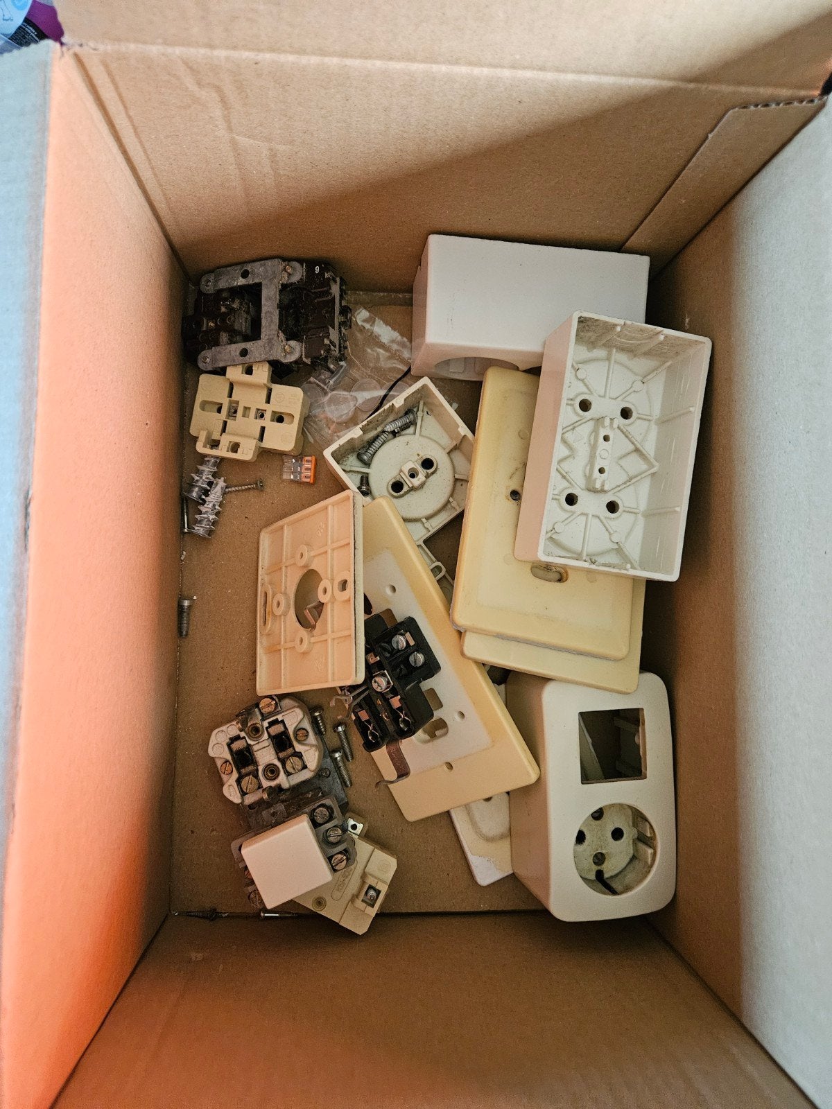 doos schakelmateriaal, Doe-het-zelf en Verbouw, Elektra en Kabels, Ophalen of Verzenden, Gebruikt