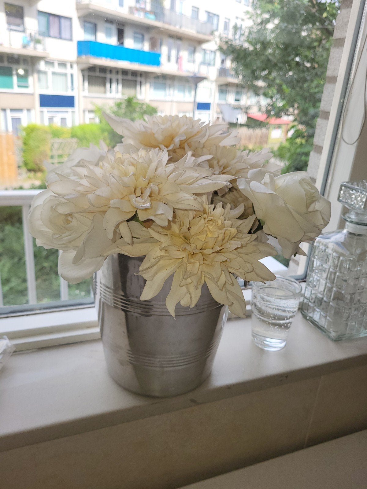 Wijnkoeler met mooie bos neppe rozen, Ophalen