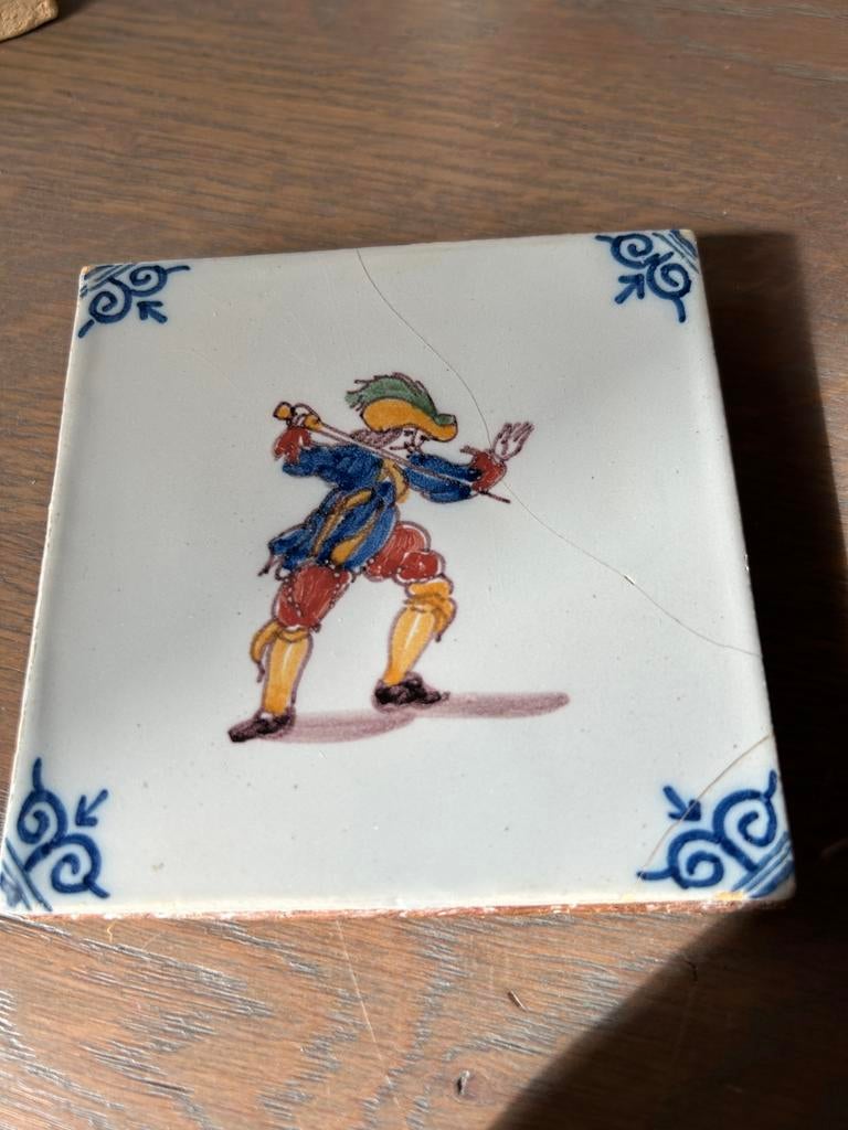 Delfts blauw tegeltje met musketier, 10x10cm, Antiek en Kunst, Ophalen of Verzenden