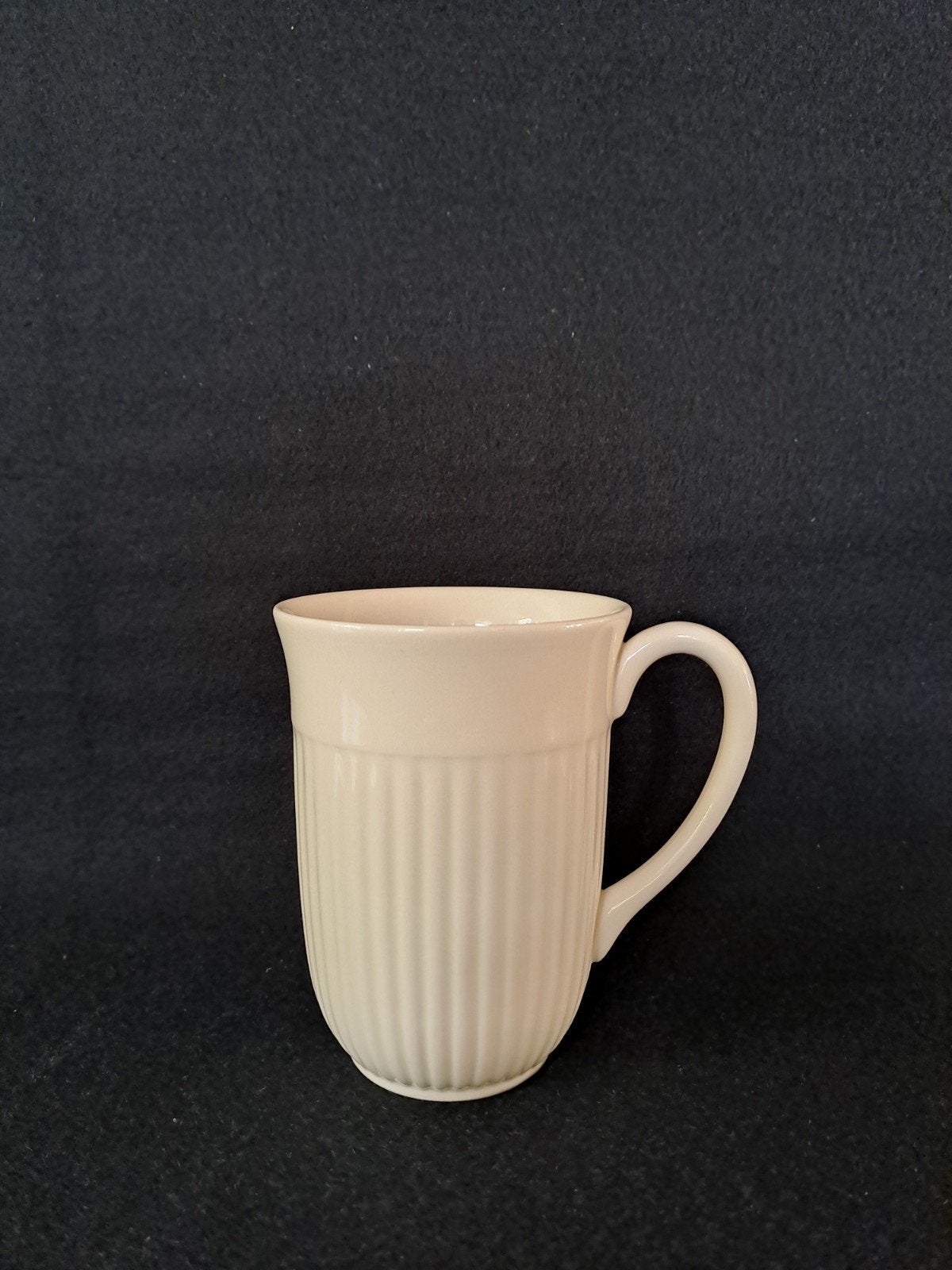 Crèmekleurige aardewerk mok 300 ml. Wedgwood Edme, Huis en Inrichting, Keuken | Servies, Klassiek, Ophalen of Verzenden, Zo goed als nieuw